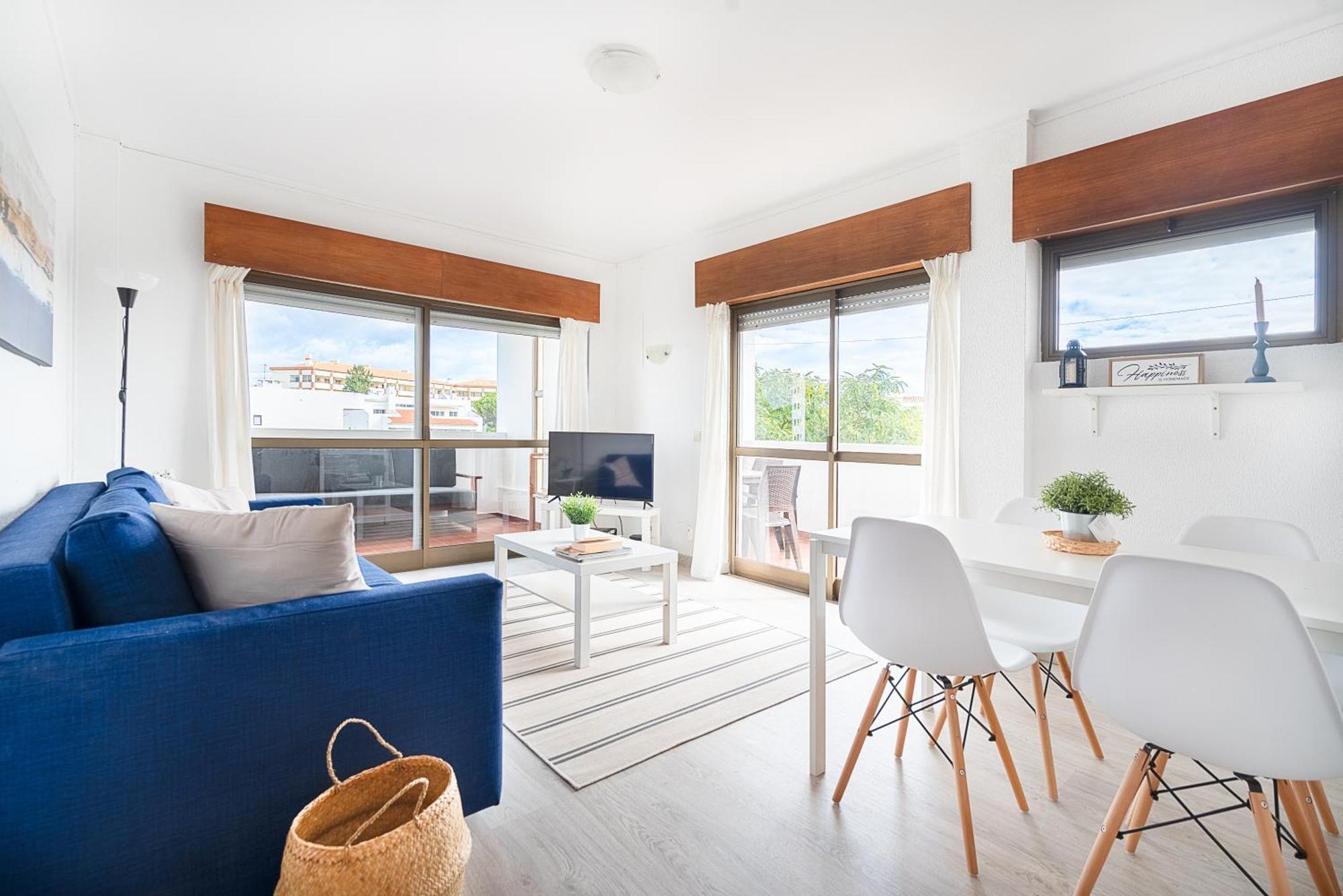 Magnifique 1 Bed Flat With Pool, Large Balcony And Parking * Quarteira